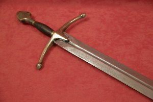Espada medieval en laton rustico y puno de madera.3